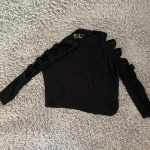 WOMAN’S BLACK LADDER SLEEVE SWEATER